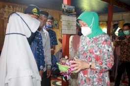 Dorong Perempuan Jadi Peternak, Ketua PKK Barru Keliling Bagikan Bibit Itik