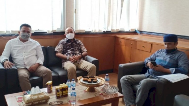 Anggota DPRD Kota Batam Provinsi Kepulauan Riau, Muhammad Yunus, menemui Ketua DPRD Bone Sulawesi Selatan, Irwandi Burhan, beberapa hari lalu.