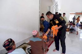 Pindah-Pindah Masjid untuk Salat Jumat, Ketua DPRD Bone Bagi-Bagi Masker kepada Jemaah