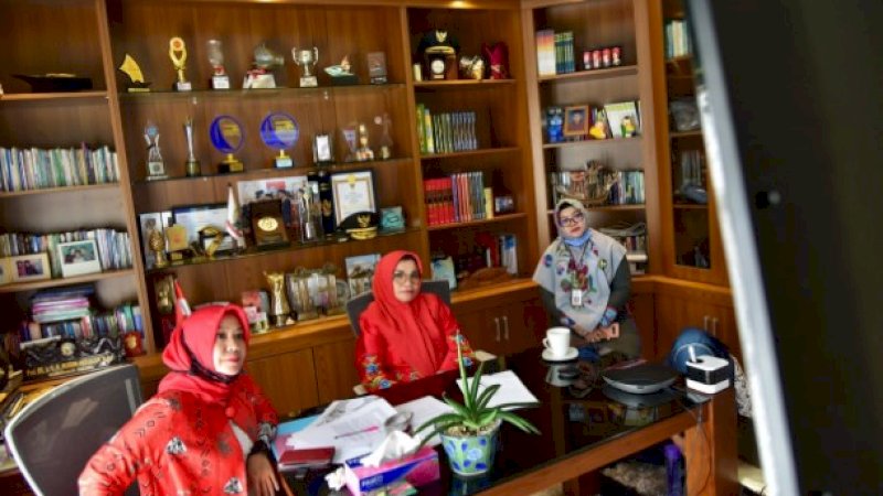 Ketua Tim Penggerak PKK Provinsi Sulawesi Selatan (Sulsel), Lies F Nurdin, mengajak seluruh Bunda PAUD mengoptimalkan peran dalam mencegah dan memutus rantai penularan Covid-19, utamanya bagi anak usia dini.&nbsp;