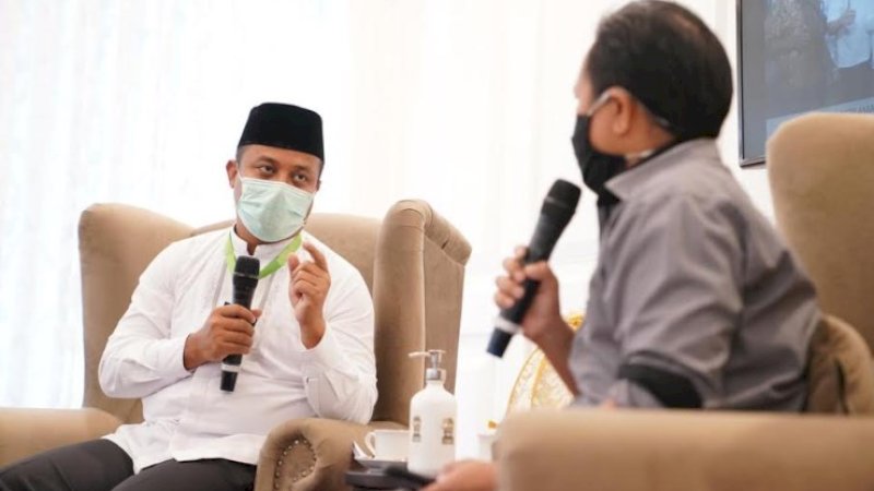 Wakil Gubernur Sulawesi Selatan, Andi Sudirman Sulaiman menjadi narasumber dalam talk show live streaming sosialisasi pencegahan Covid-19.