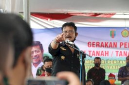 Mentan Serahkan Bantuan KUR hingga Alsintan saat Kunker di Lampung