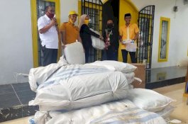 Ince Langke Serahkan Bantuan untuk Korban Longsor dan Banjir di Jeneponto