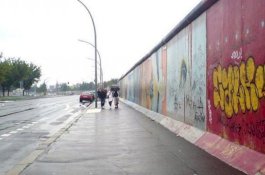 Wanita Ini Nikahi Tembok Berlin Selama 29 Tahun