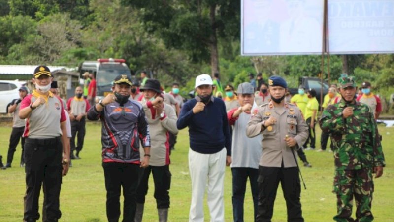 Bupati Bone Dr HA Fahsar M Padjalangi, M Si, memimpin kerja bakti ribuan orang, Minggu (21/6/2020).