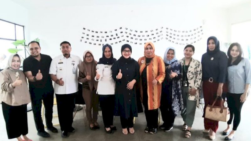 foto:, Ketua TP PKK Kota Makassar Andi Masniawati Z Yusran dan Adwin  Pratama Anas, District Head Manager Gojek Makassar yang melakukan sowan bersama pengurus Gojek lainnya ke Rumah Jabatan Walikota Makassar, Senin (22/6/2020).