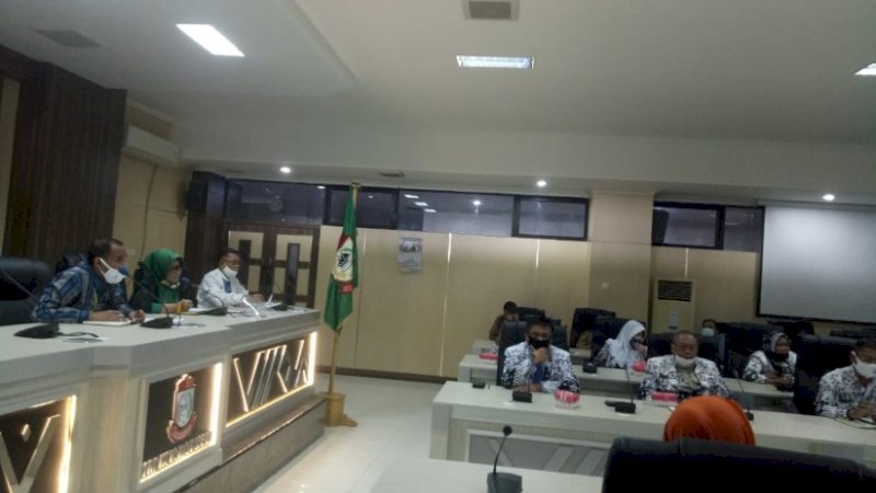 Pengurus Persatuan Guru Republik Indonesia (PGRI) Kota Makassar bersilaturahmi dengan pengurus Dewan Pendidikan Kota Makassar. Acara berlangsung di ruang anggaran DPRD Kota Makassar, Senin (21/6/2020).