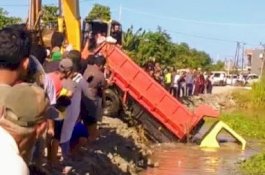 Truk Tongkang Tercebur ke Genangan Air dengan Kedalaman 4 Meter di Wajo