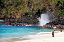 Cari Jalan Pintas Menuju Pantai yang Ditutup, Sepasang Muda Mudi Jatuh Terempas ke Karang