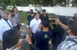 Mantan Kapolres Barru Jalani Sidang Perdana, Massa Orasi Minta Tersangka Ditahan