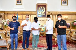 Ketua Gugus Tugas Covid-19 Sulsel Terima Bantuan dari PT Bomar dan PT Tjakrindo Mas