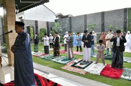 Gubernur Sulsel Salat Idulfitri di Kediaman Pribadi