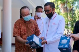 Terharu, Dokter Bambang Meneteskan Air Mata di Hadapan Gubernur Sulsel