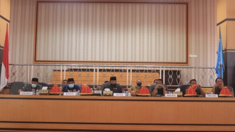 Di Hadapan Bupati dan Wabup, Semua Fraksi DPRD Bone Terima Ranperda LPP APBD 2019&nbsp;