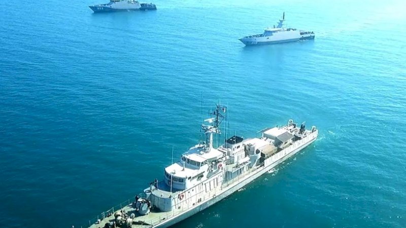 Suasana latihan perang tiga KRI di perairan Makassar. 