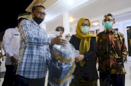 Gubernur Sulsel Serahkan Rapid Test untuk Pemeriksaan 4.000 Dosen Unhas