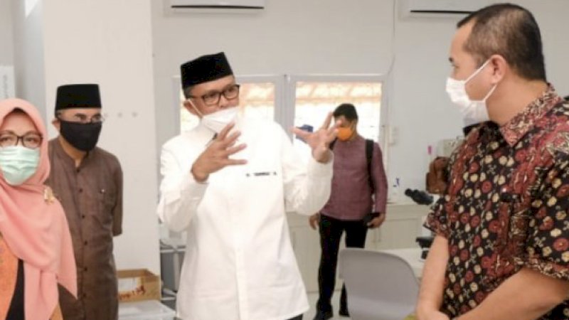 Gubernur Sulsel Nurdin Abdullah bersama Prof Dwia dalam sebuah kesempatan.