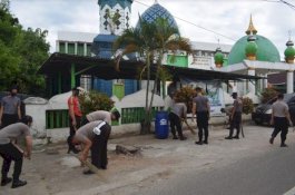 Hari Bhayangkara Ke-74, Polres Barru Gelar Kerja Bakti di Rumah Ibadah