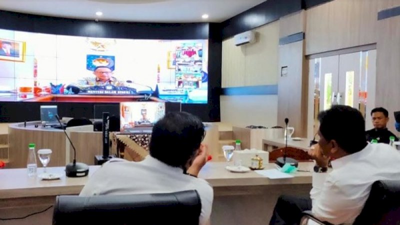 Rapat Koordinasi Mendagri bersama 270 kepala daerah yang akan selenggarakan Pilkada serentak dilakukan melalui video conference via aplikasi Zoom, Rabu (24/6/2020).