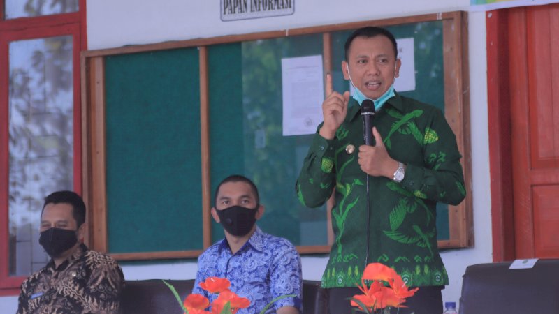 Bupati Takalar Syamsari saat menghadiri penyerahan BLT di Desa Timbuseng, Kecamatan Polongbangkeng Utara, pada Kamis (25/6/2020). 