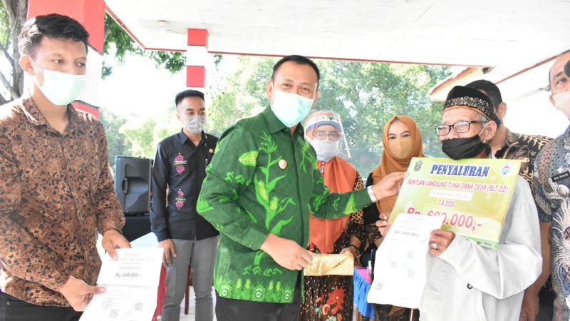 Bupati Takalar, Syamsari saat menyerahkan secara simbolis BLT Dana Desa tahap ketiga kepada warga Desa Timbuseng, Kecamatan Polongbangkeng Utara, pada Kamis (25/6/2020).