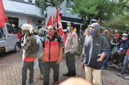 Dikawal Personel Polsek Rappocini, FSP Napas Sampaikan Aspirasi Terkait Buruh di DPRD Makassar