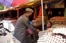 Kenakan Seragam Satpol PP, Wagub Sulsel Edukasi dan Bagi Masker di Pasar Terong