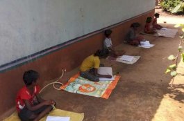 Banyak Siswa Tak Punya Ponsel, Guru Mengajar dengan Pasang Pengeras Suara di Pohon