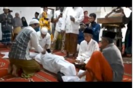 Dibungkus Kain Kafan, 2 Nenek di Madura Jalani Prosesi Sumpah Pocong