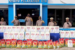 Hari Bhayangkara Ke-74, Polres Wajo Bagi-bagi 350 Paket Sembako