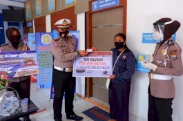 Hari Bhayangkara Ke-74, Satlantas Polres Wajo Serahkan SIM Khusus kepada Warga