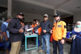 Dibina Farid Kasim Judas, Komunitas FKJ Brothers Beri Bantuan Korban Longsor di Battang Barat