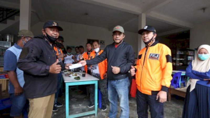 Komunitas FKJ Brothers berkesempatan mengunjungi warga yang ada di Kelurahan Battang Barat Kota Palopo, Jumat (26/6/2020). Tepatnya di kilometer 24 poros Palopo-Toraja yang terkena longsor.
