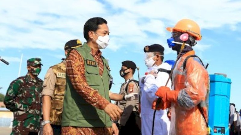 Sehari setelah pelantikan, penjabat Wali Kota Makassar, Prof Dr Rudy Djamaluddin memimpin apel gabungan di Pelabuhan Paotere, Sabtu (27/6/2020).
