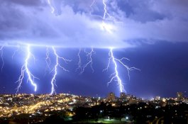 Wow... Ini Rekor Terpanjang dan Durasi Terlama Serangan Petir yang Pernah Tercatat