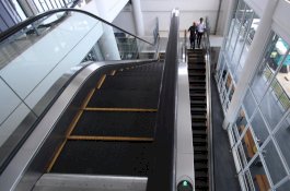 Akibat Kecelakaan Eskalator, Dua Jari Kaki Gadis Kecil Ini Terputus