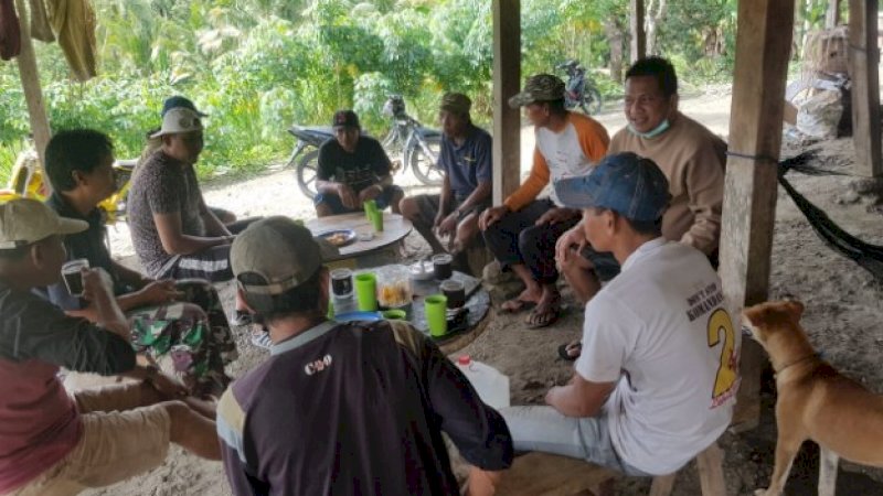 Ketua DPRD Kabupaten Bone, Irwandi Burhan mengisi liburan akhir pekan dengan menemui petani Dusun Bompo, Desa Mattampa Bulu, Kecamatan Lamuru, Kabupaten Bone, Minggu (28/6/2020).