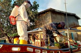 Lantamal VI Lakukan Penyemprotan Disinfektan di Seluruh Sudut TPI Paotere