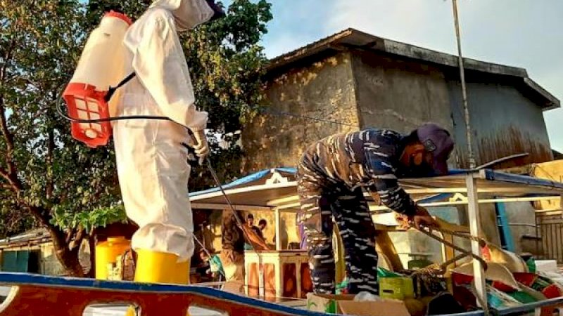 Pangkalan Utama TNI AL VI (Lantamal VI) bersama Kecamatan Ujung Tanah, Pemerintah Kota Makassar, melaksanakan penyemprotan disinfektan massal di dermaga Tempat Pelelangan Ikan (TPI) Paotere, Kota Makassar, Senin (29/6/2020).