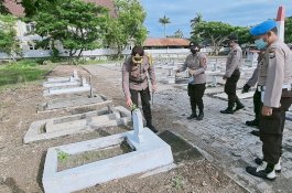 HUT Bhayangkara Ke-74, Polres Jeneponto Gelar Tabur Bunga di TMP