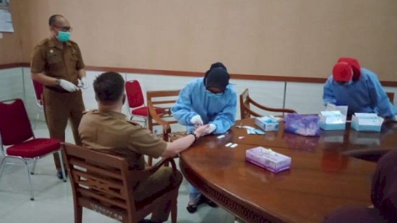 Para pejabat hingga staf Sekretariat Daerah (Setda) Pemkab Takalar menjalani Rapid Diagnostic Test (RDT) massal, pada Senin (29/6/2020). 