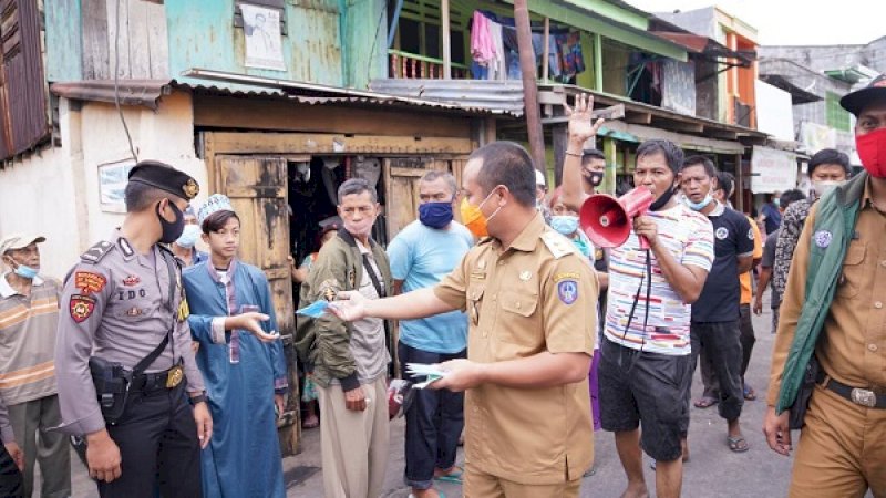 Wakil Gubernur Sulsel, Andi Sudirman Sulaiman, turun langsung ke lapangan membagikan masker kepada masyarakat.