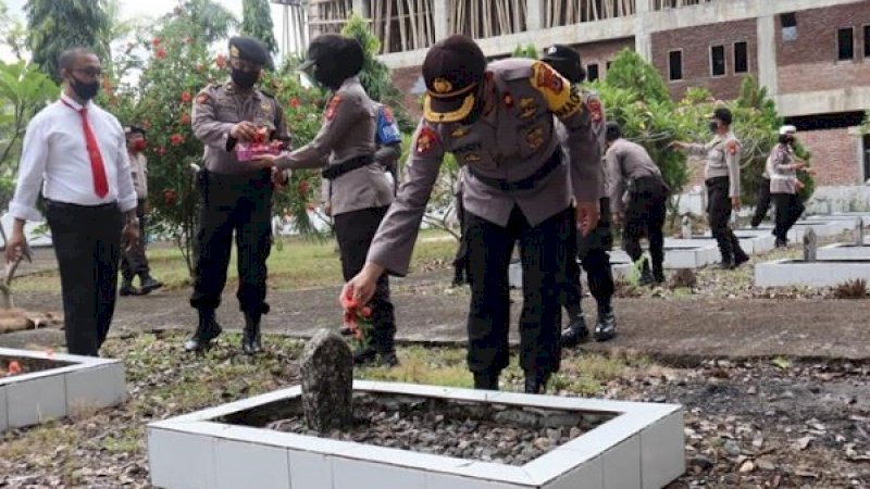 Ziarah rombongan di Taman Makam Pahlawan (TMP), Jalan Jendral Sudirman, Kelurahan Sumpang Binangae, Kecamatan Barru, Kabupaten Barru, Senin (29/6/2020). 