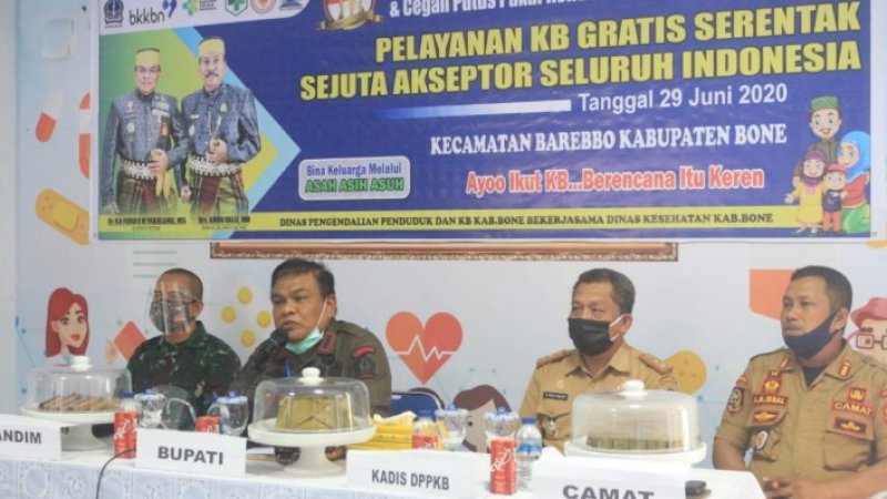 Bupati Bone bersama Dandim1407/Bone saat memantau pelayanan KB gratis.