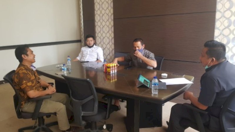 Ketua DPRD Bone Irwandi Burhan berbincang dengan akademisi Unhas, Sahiruddin Sabile di ruang pimpinan, Senin (29/06/2020).