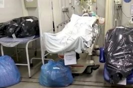 Pasien Ini Diapit Dua Jasad Korban Corona yang Dibungkus Kantong Sampah