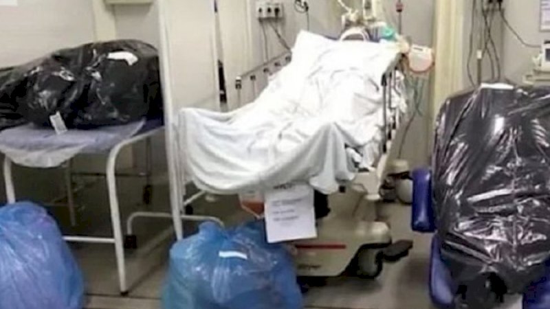Potret pasien corona di Brasil yang diletakkan bersebelahan dengan jasad pasien corona. (CNN via Daily Mail)