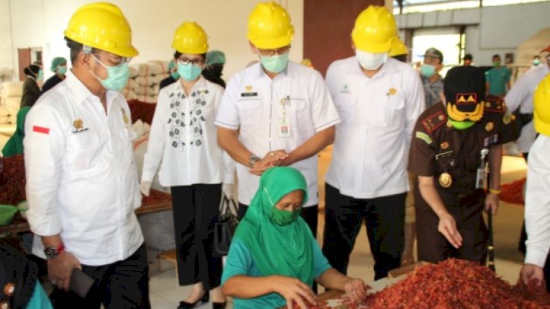 Kepala Karantina Pertanian Manado, Donni Muksydayan (kiri)