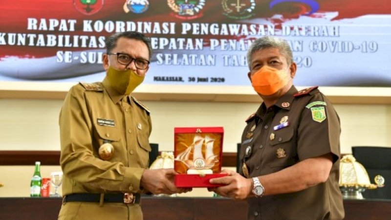 Gubernur Sulsel Prof HM Nurdin Abdullah bersama Kajati Sulsel Dr Firdaus Dewilmar.