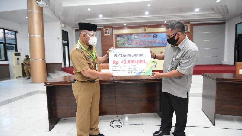 Wakil Bupati Gowa, Abd Rauf Malaganni saat menerima dana santunan kematian dari BP-Jamsostek di Baruga Karaeng Galesong, Kantor Bupati Gowa, Selasa (30/6).